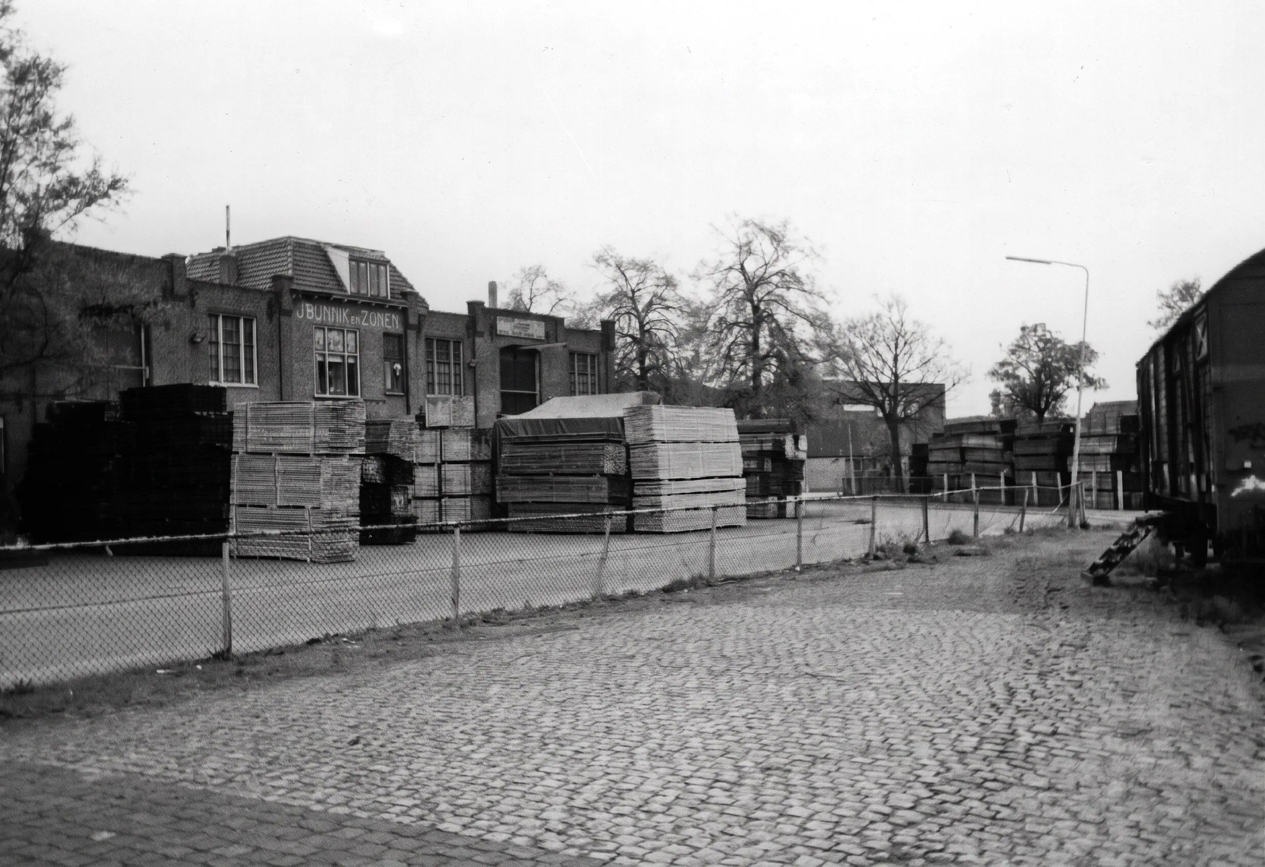 Houtopslag bij de loodsen aan de Nijverheidsweg