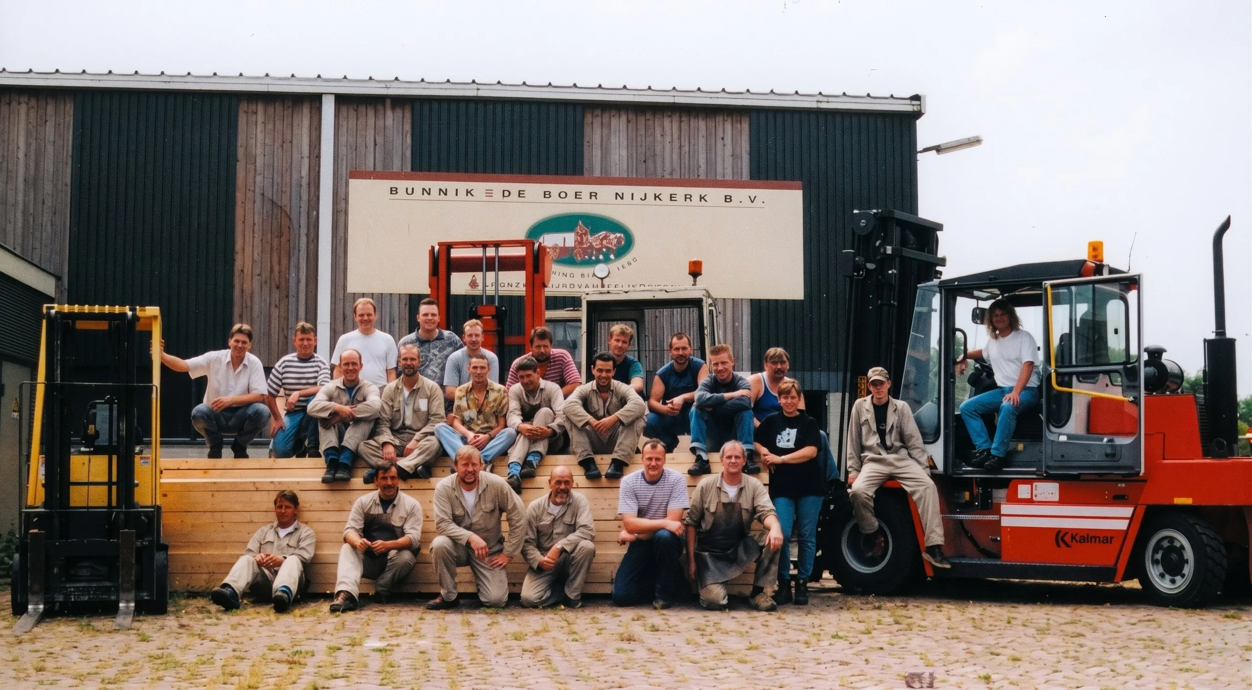 Het personeel van Bunnik in Nijkerk bij het honderdjarig bestaan