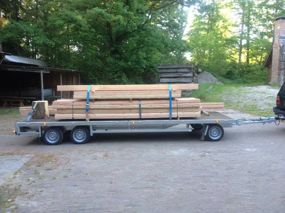 Aanhanger met hout op de werf