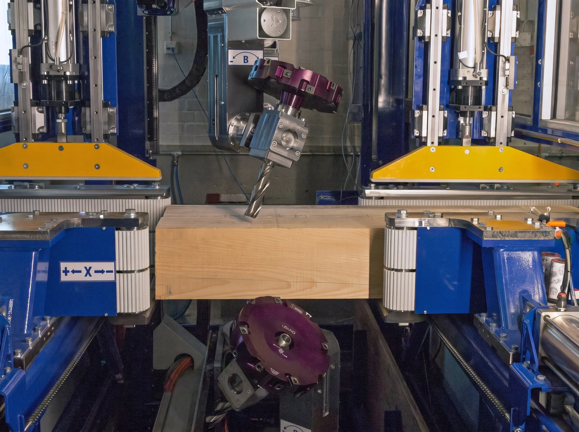 CNC-freesmachine die een houten balk bewerkt