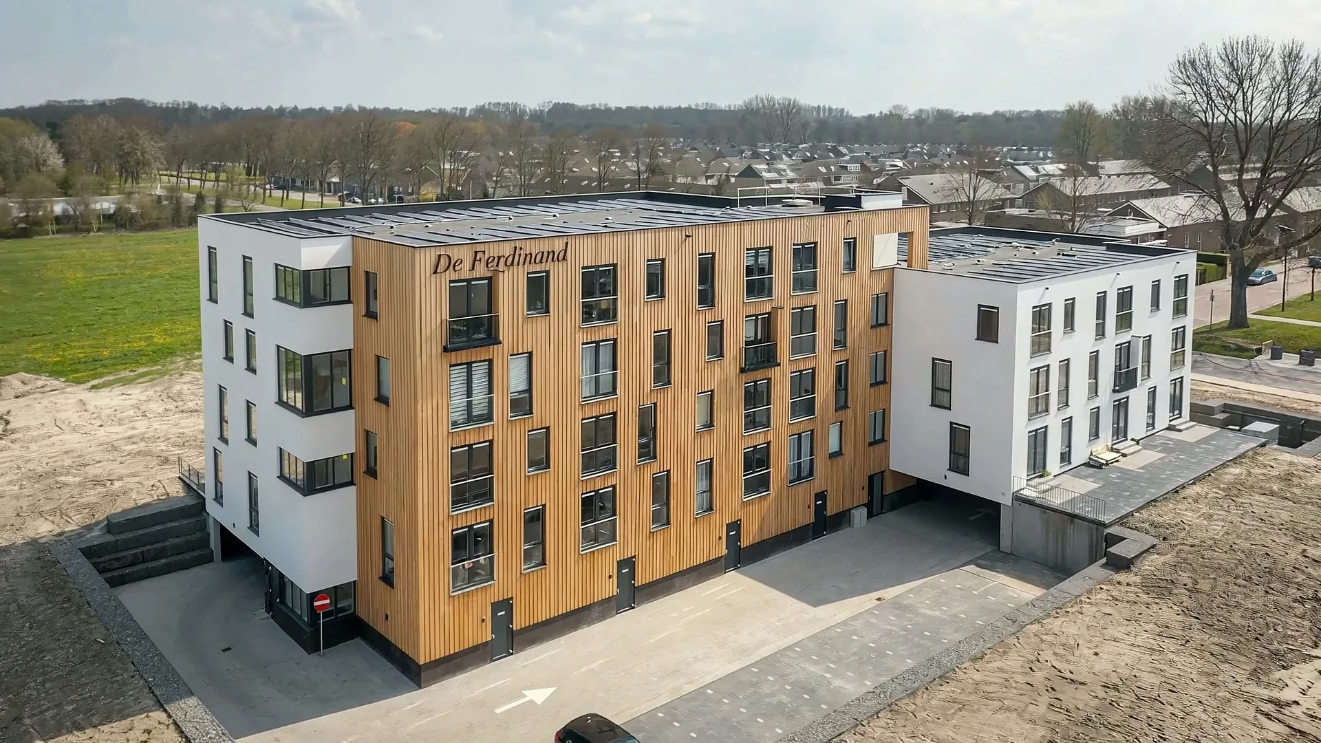 Appartementengebouw De Ferdinand met houten gevelbekleding, van bovenaf