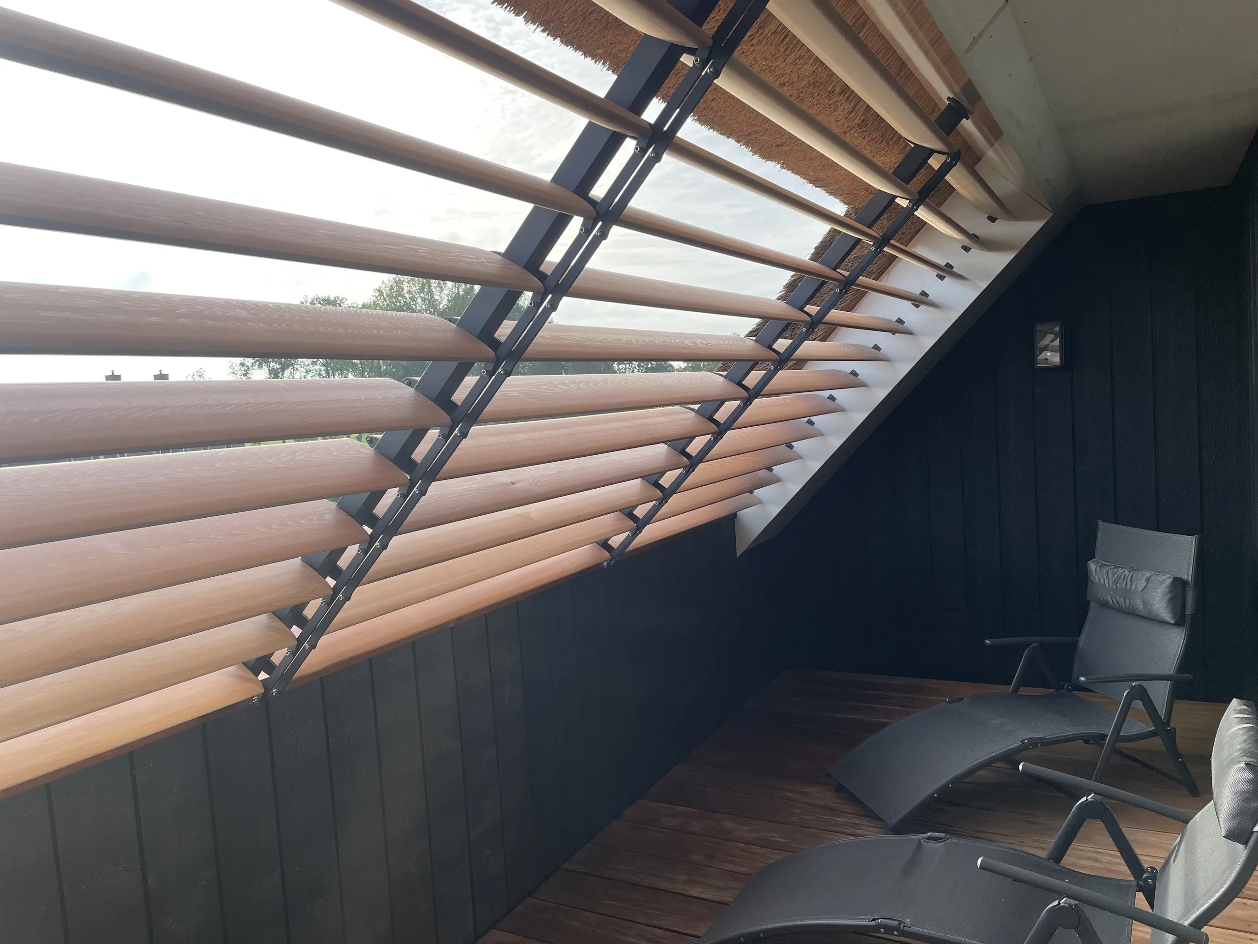 Beweegbare lamellen van western red cedar voor een raam