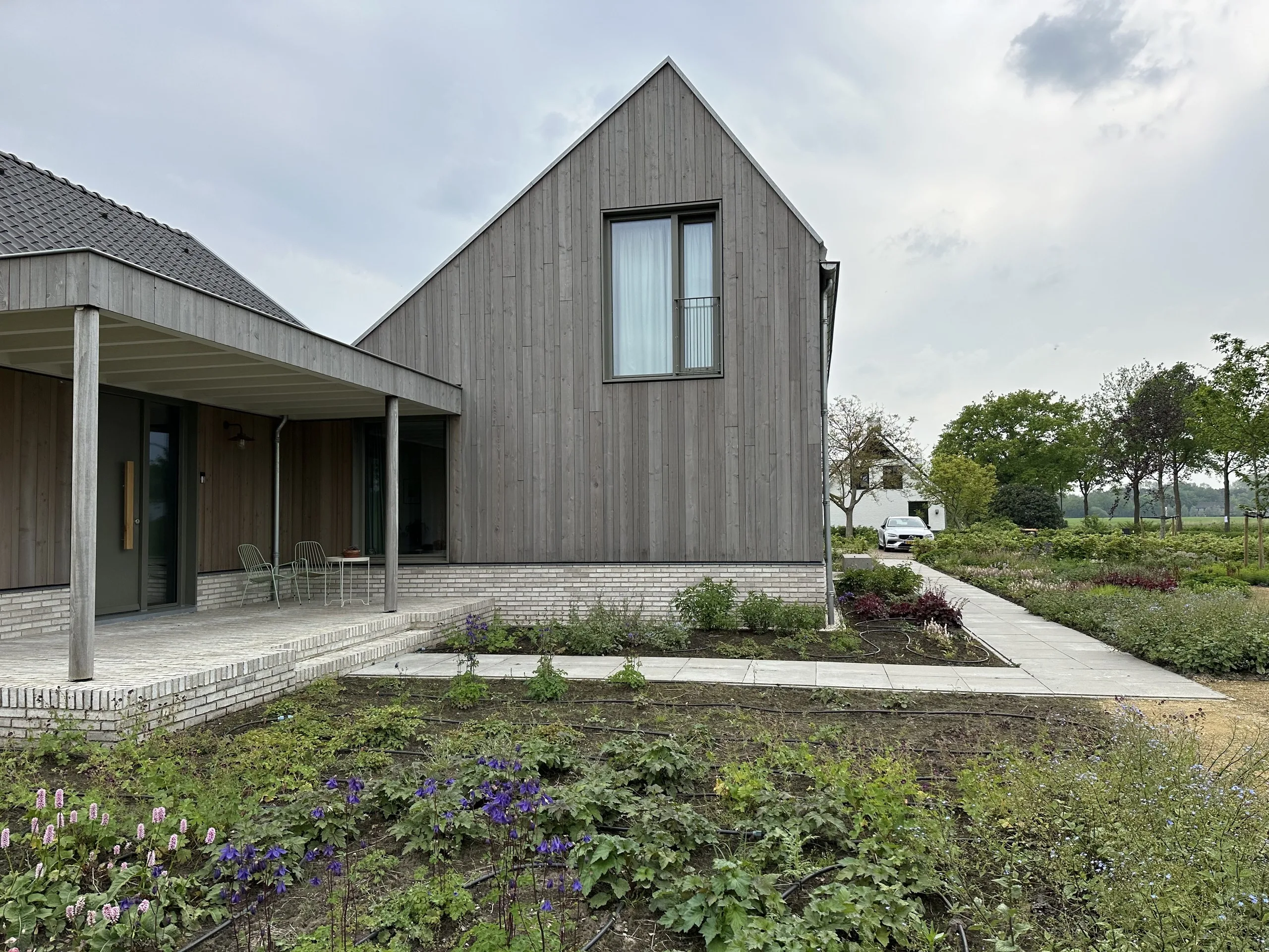 Woning met gevelbekleding van voorvergrijsd Siberisch lariks
